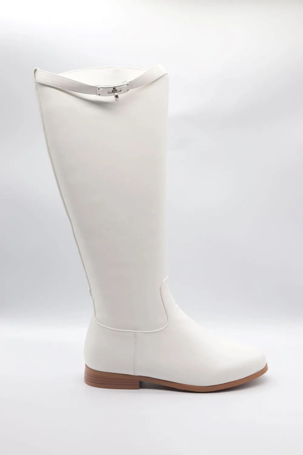 Flat high boot