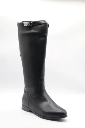 Flat high boot
