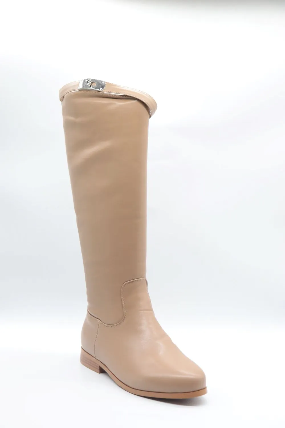 Flat high boot